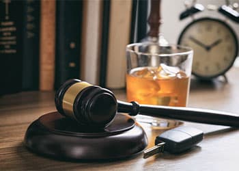 63386-gavel-alcohol-and-car-keys-on-a-wooden-desk-072b17af.jpg