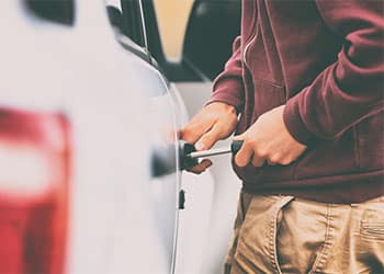 84800-man-breaking-into-car-6bc2c1d3.jpg